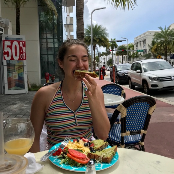 Meet your Posher, Lauren - Picture 2 of 4